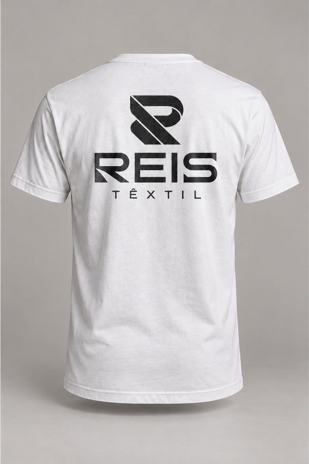 Costas de camiseta branca com a marca Reis Têxtil estampada