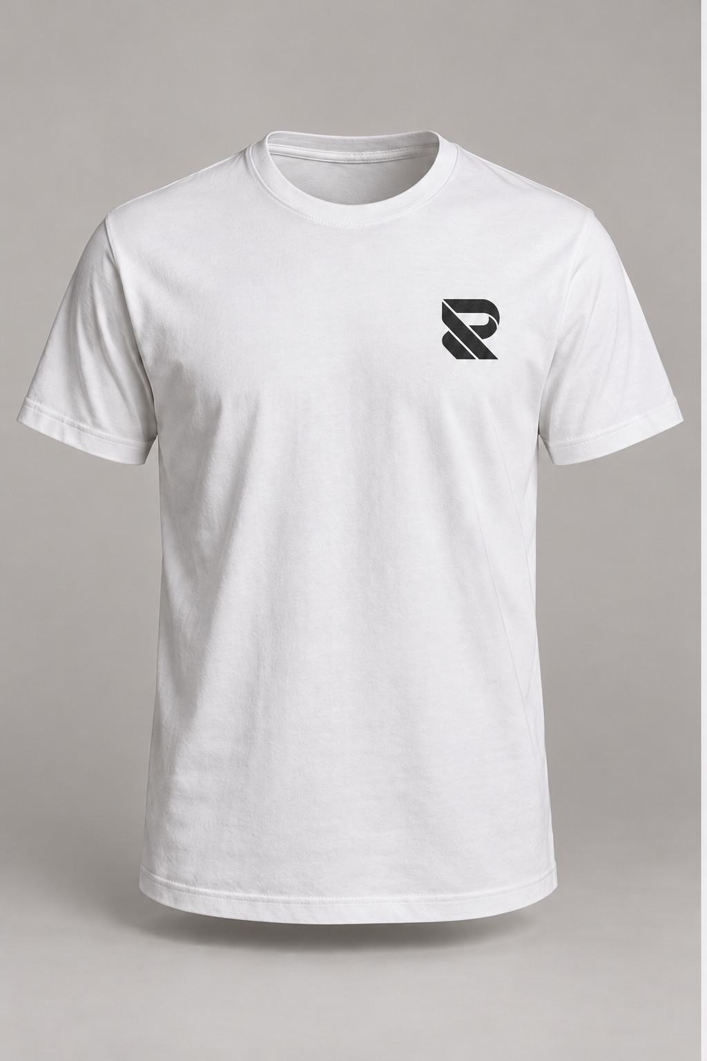 Camiseta branca com o símbolo da Reis Têxtil estampado no peito