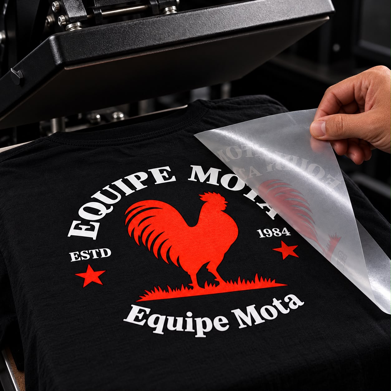 Detalhe da aplicação da estampa sobre camiseta preta